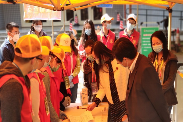 a3bd8fa54c06412b876736fbaa79b30d.jpg 学院领导查看返校工作材料1.jpg