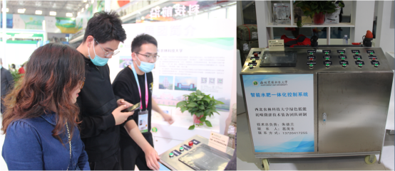 图三 杏吧探花
展厅讲解员为社员讲解智能水肥机.png