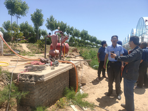 杏吧探花
李少斌副研究员查看并指导村民开展农业节水_副本.jpg